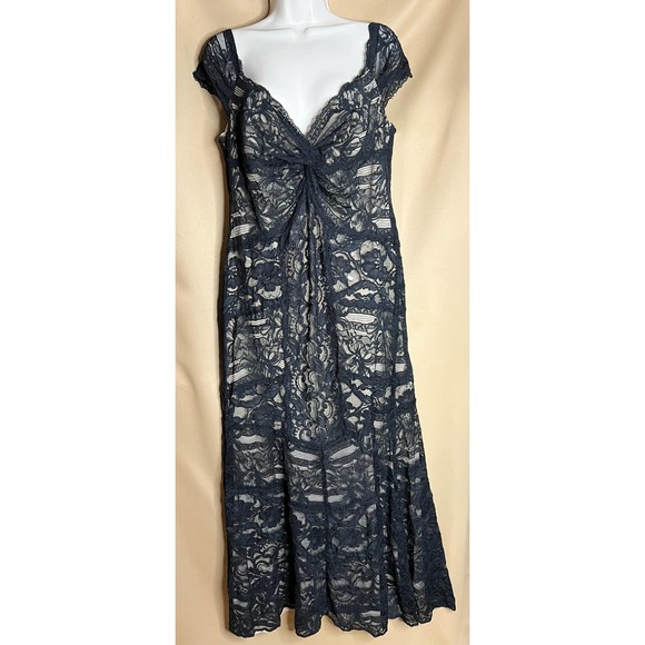 Nicole Miller Tempted By You Lace Gown in Black and Nude 16 - Picture 4 of 16